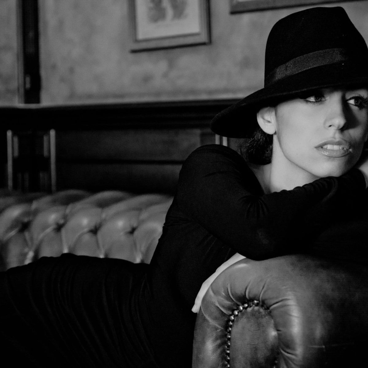 La cantautora Sofia Sherocka ha realizado la adaptación al español del tema «Shadow in the Night”, de la famosa artista Dina Rizvić